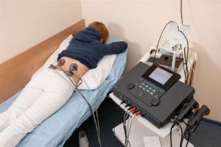 Ηλεκτροφόρηση αποδίδεται σε ασθενείς για τη θεραπεία χαμηλότερο πόνο στην πλάτη και την ανακούφιση της φλεγμονής